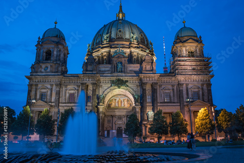 De Reichstag met glazen koepel bij nacht, Berlijn, Duitsland