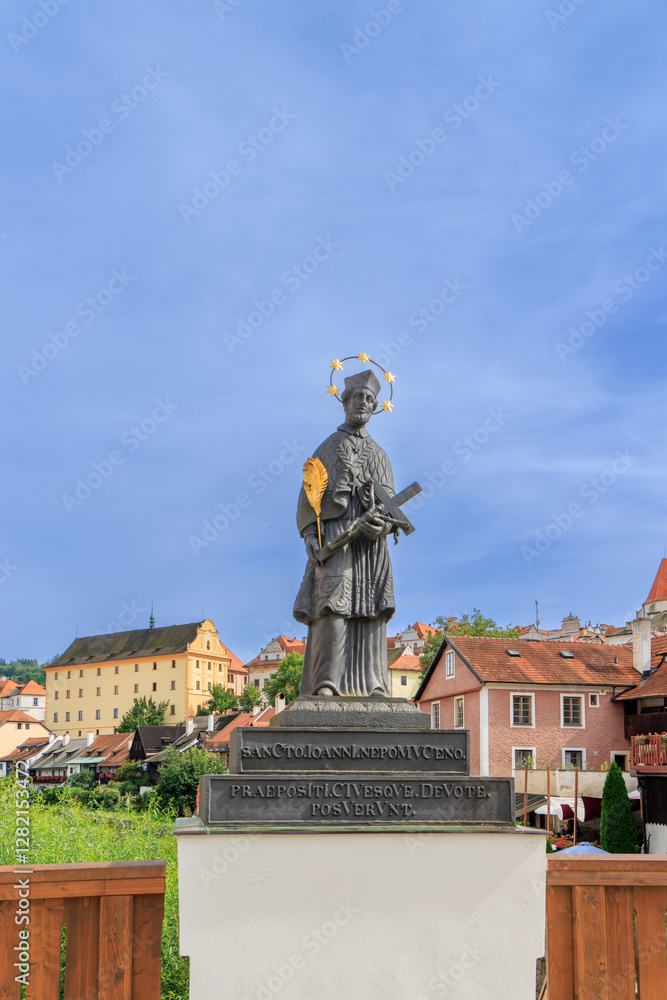 Obraz premium Cesky Krumlov, Czech Republic. Statue of St. John of Nepomuk overlooking the historic town of Cesky Krumlov