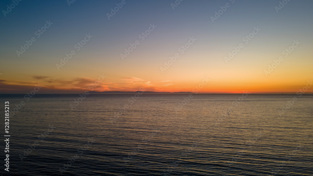 Obraz premium Newport Beach Harbor & Sunset Photos: Scenic Coastlines, Vibrant Skies, Sailboats, and Coastal Landscapes – Perfect for Travel, Nature, and Backgrounds