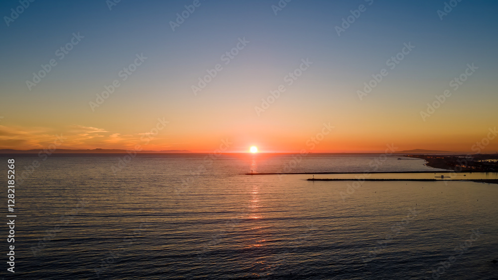 Obraz premium Newport Beach Harbor & Sunset Photos: Scenic Coastlines, Vibrant Skies, Sailboats, and Coastal Landscapes – Perfect for Travel, Nature, and Backgrounds