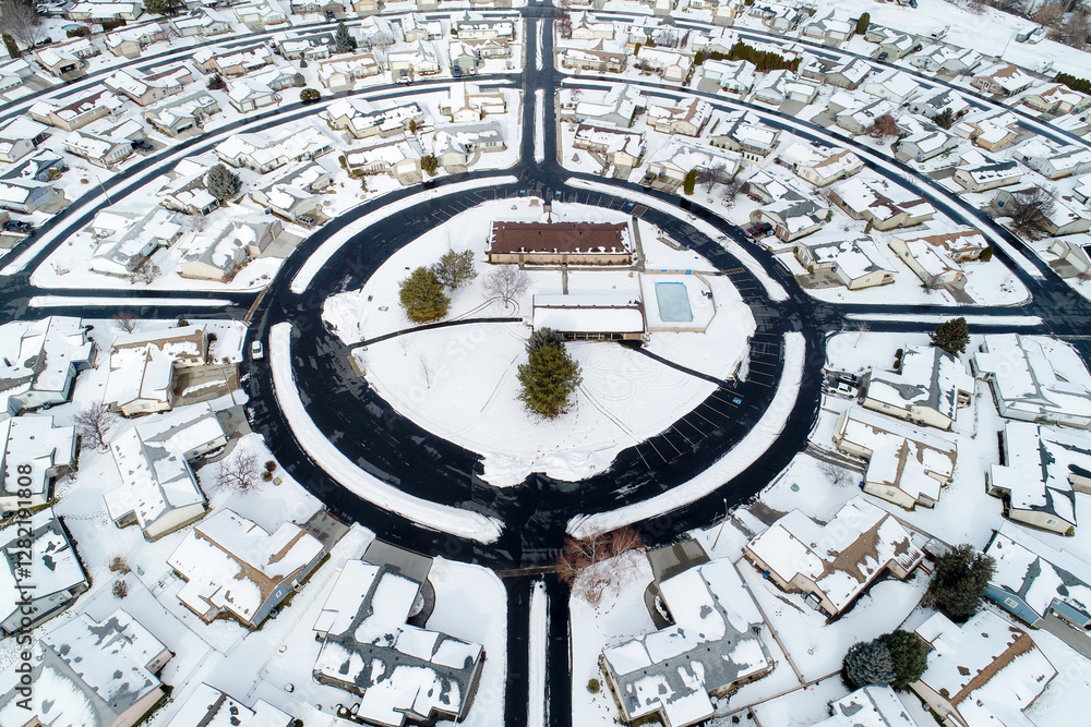 Obraz premium A snow covered neighborhood with a large circle in the middle