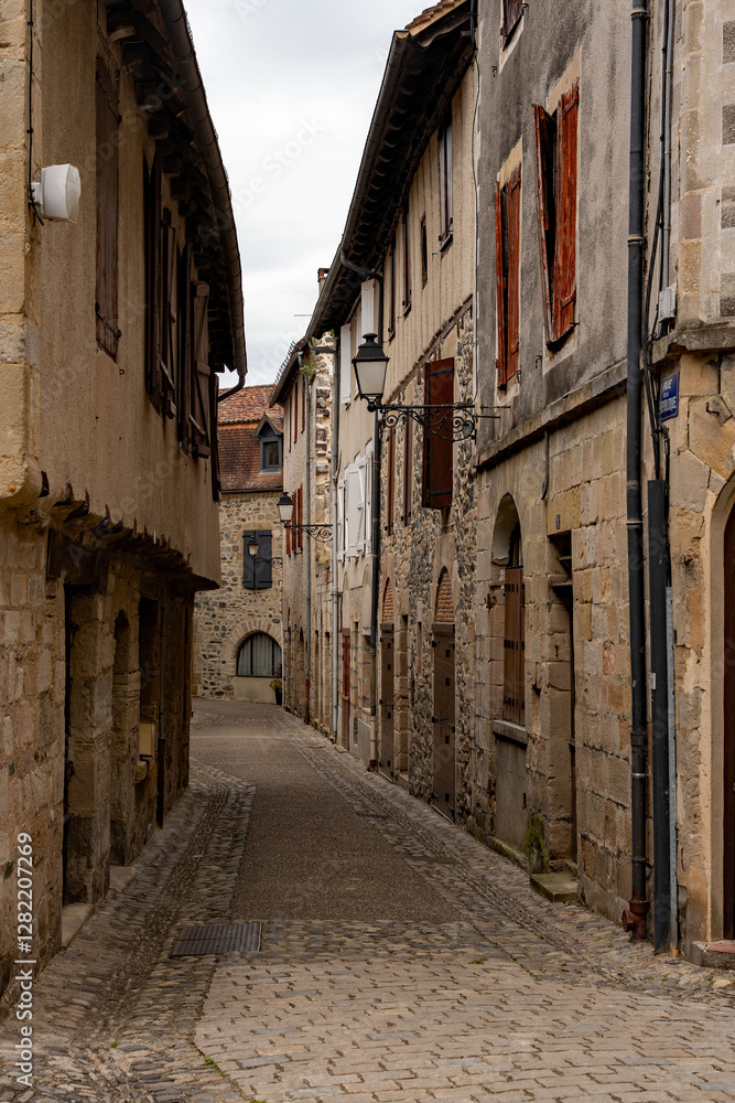 Gasse in der Altstadt von Beaulieu-sur-Dordogne in Nouvelle Aquitaine in Frankreich