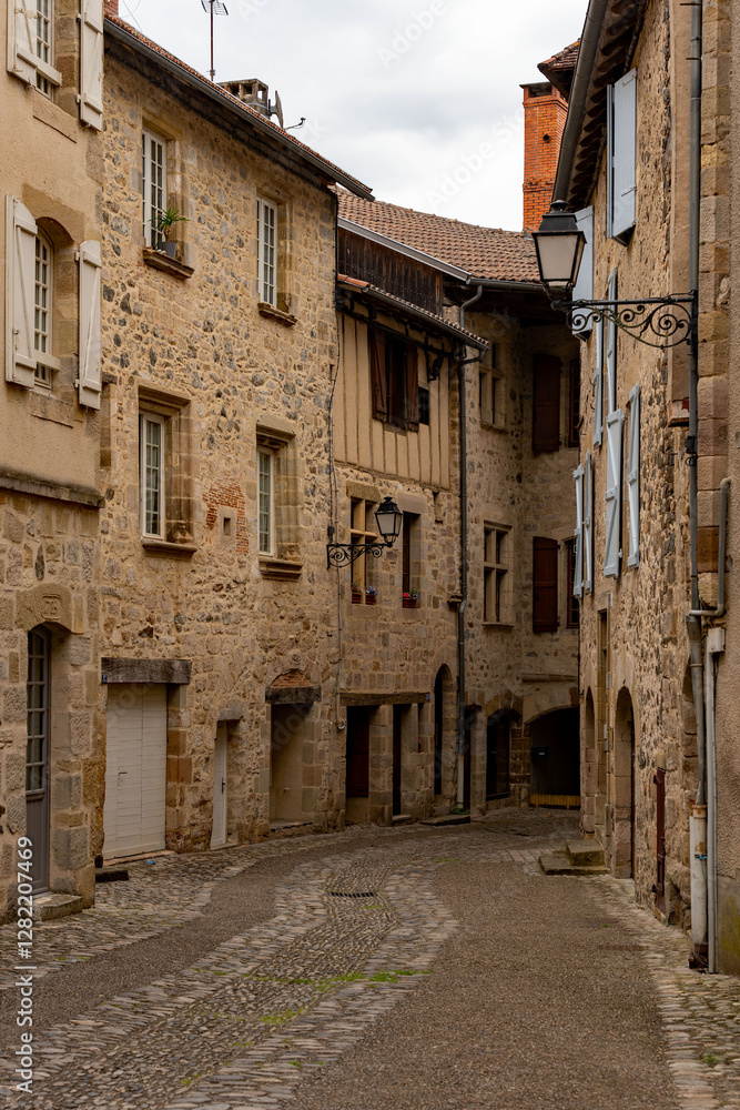 Gasse in der Altstadt von Beaulieu-sur-Dordogne in Nouvelle Aquitaine in Frankreich