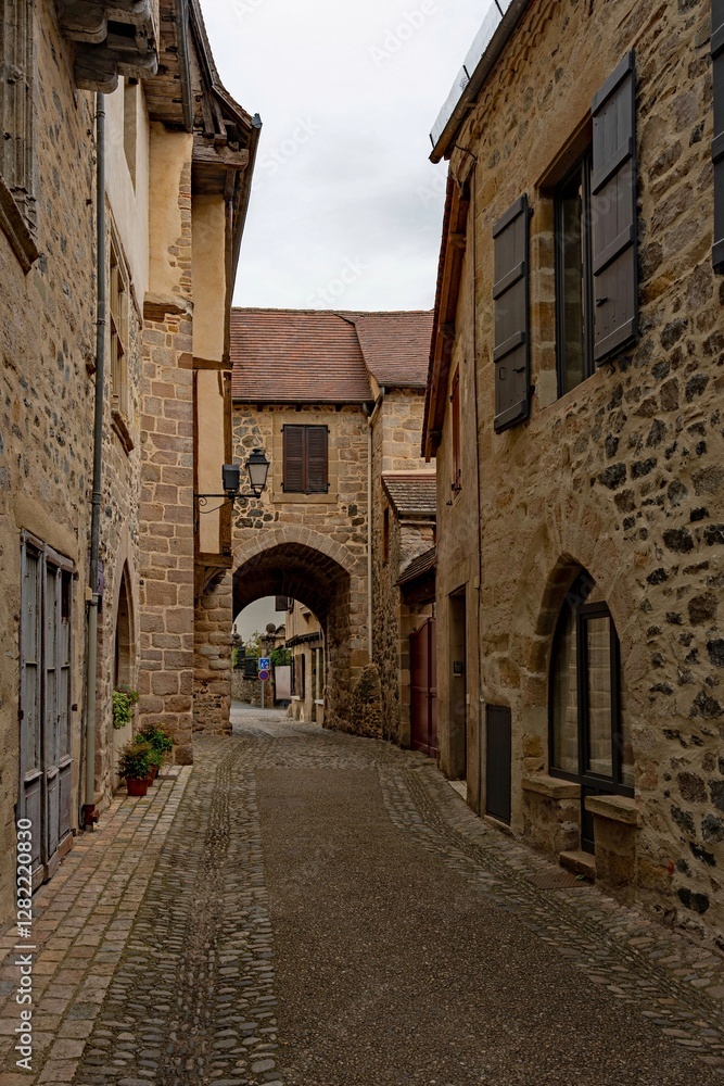 Gasse in der Altstadt von Beaulieu-sur-Dordogne in Nouvelle Aquitaine in Frankreich