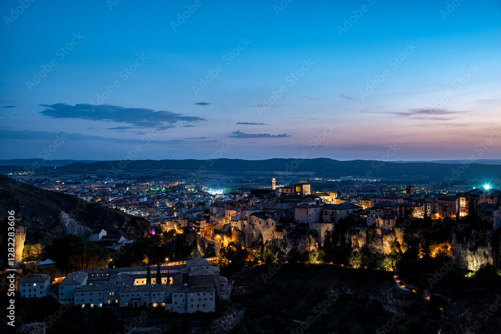 Obraz premium Ciudad de Cuenca en hora azul