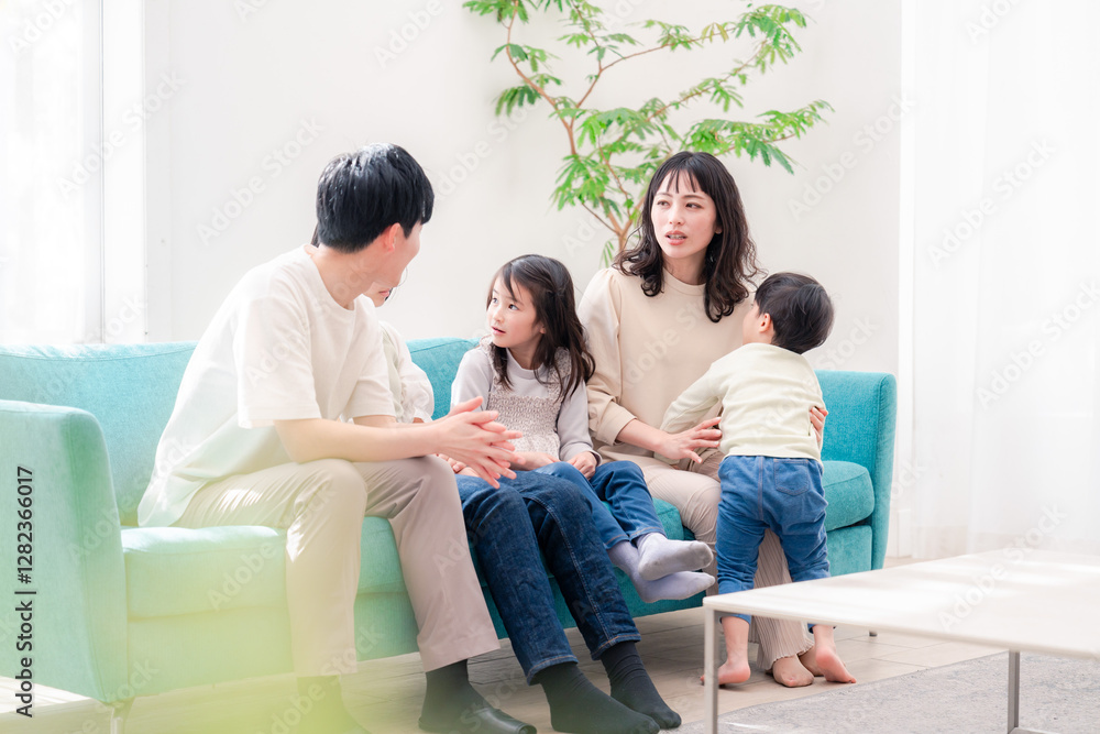 リビングでリラックスをするファミリー リビングでリラックスをするファミリー