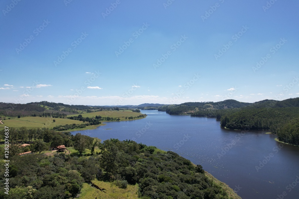 Uma paisagem na represa de Paraitinga, na cidade de Salésópolis, estado de São Paulo, Brasil, em uma imagem aérea obtida com drone. Uma paisagem na represa de Paraitinga, na cidade de Salésópolis, estado de São Paulo, Brasil, em uma imagem aérea obtida com drone.