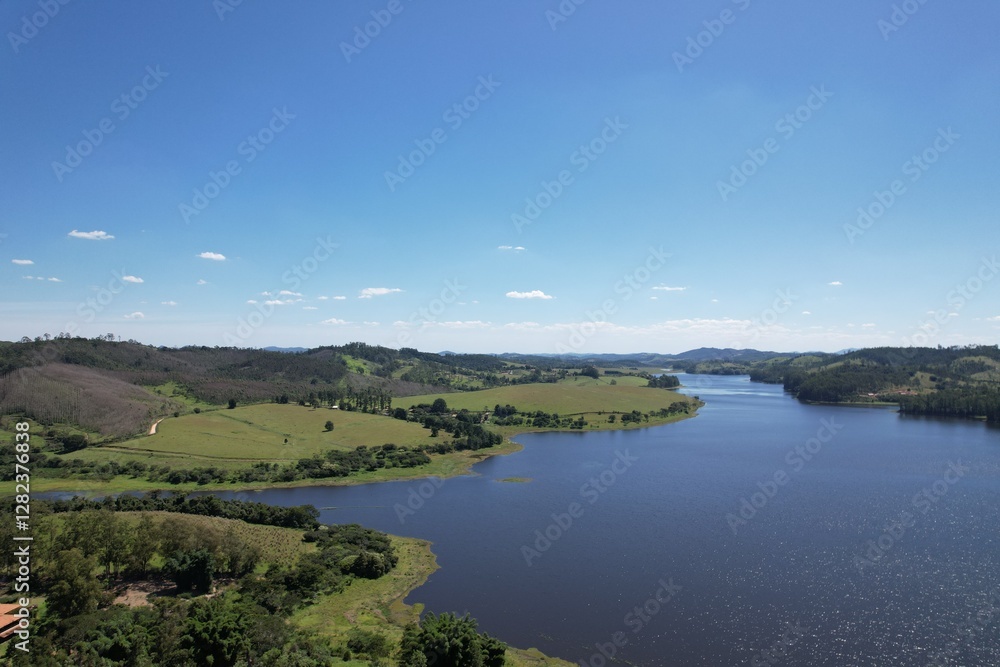 Uma paisagem na represa de Paraitinga, na cidade de Salésópolis, estado de São Paulo, Brasil, em uma imagem aérea obtida com drone. Uma paisagem na represa de Paraitinga, na cidade de Salésópolis, estado de São Paulo, Brasil, em uma imagem aérea obtida com drone.