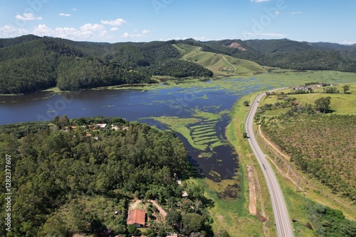 Uma estrada ao lado da represa em Salesópolis, estado de São Paulo, Brasil, em uma foto aérea obtida com drone. photo