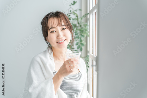 Free Download 水・白湯・ミネラルウォーターを飲むアジア人女性（水分補給）
 - GFXLoad