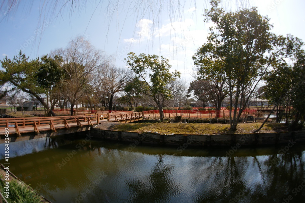 Fototapeta premium 広角魚眼レンズで撮る田舎の公園風景