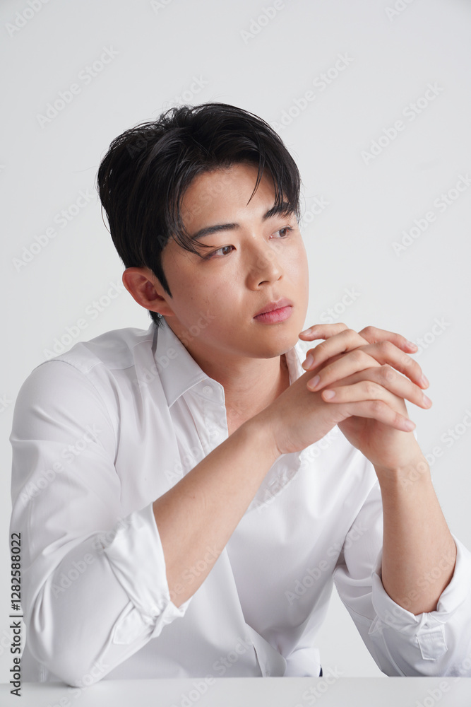 白シャツを着た若い男性のビジネスポートレート