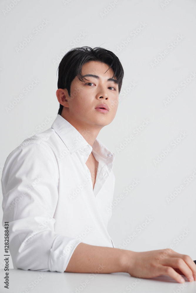 白シャツを着た若い男性のビジネスポートレート 白シャツを着た若い男性のビジネスポートレート