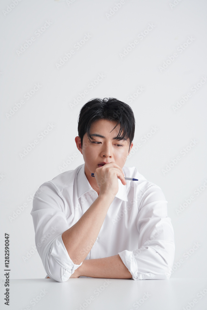 白シャツを着た若い男性のビジネスポートレート 白シャツを着た若い男性のビジネスポートレート