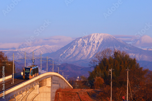 宇都宮市　男体山と冬の朝に走行するLRT（次世代型路面電車）