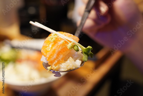 연어덮밥 한 숟가락