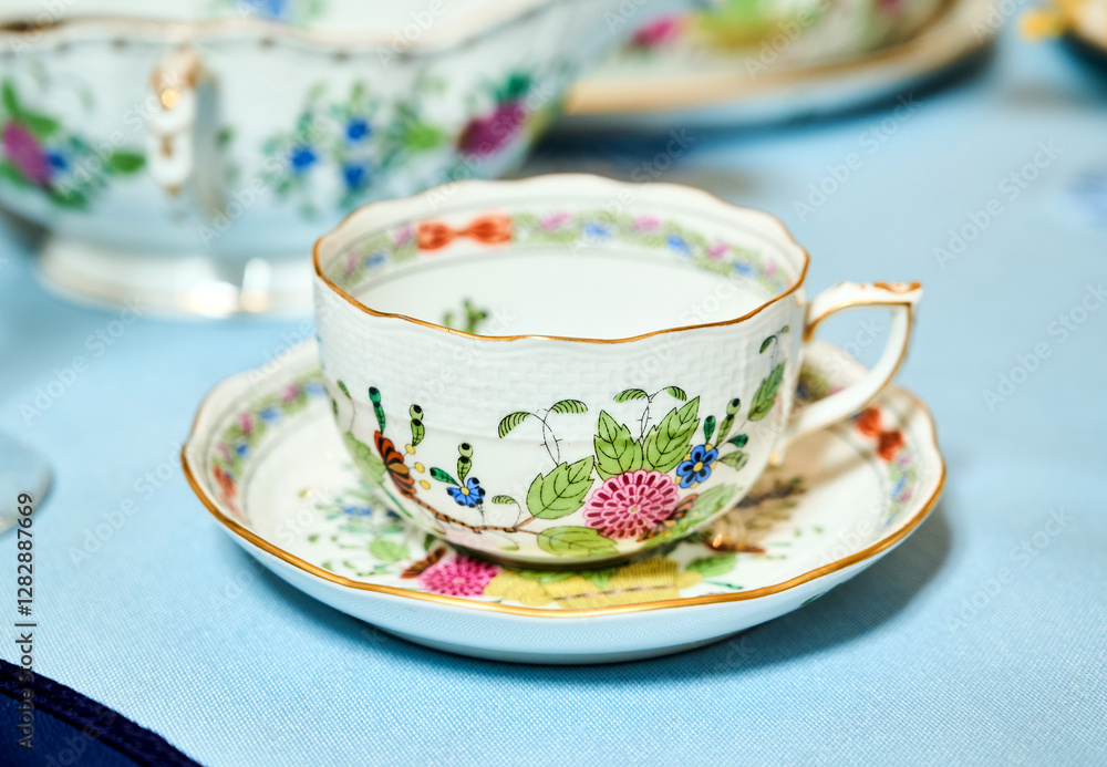 Vintage bicentennial porcelain in excellent condition with handmade spring flowers. Magnificent spring setting Herend