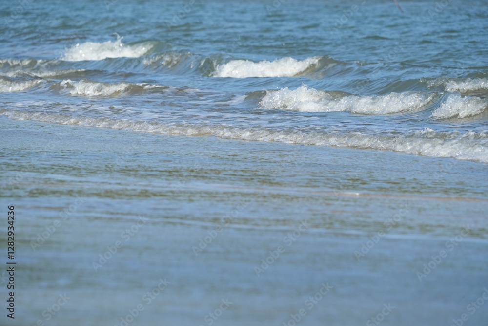 Obraz premium The sea water on the beach is a wave of various forms for background.