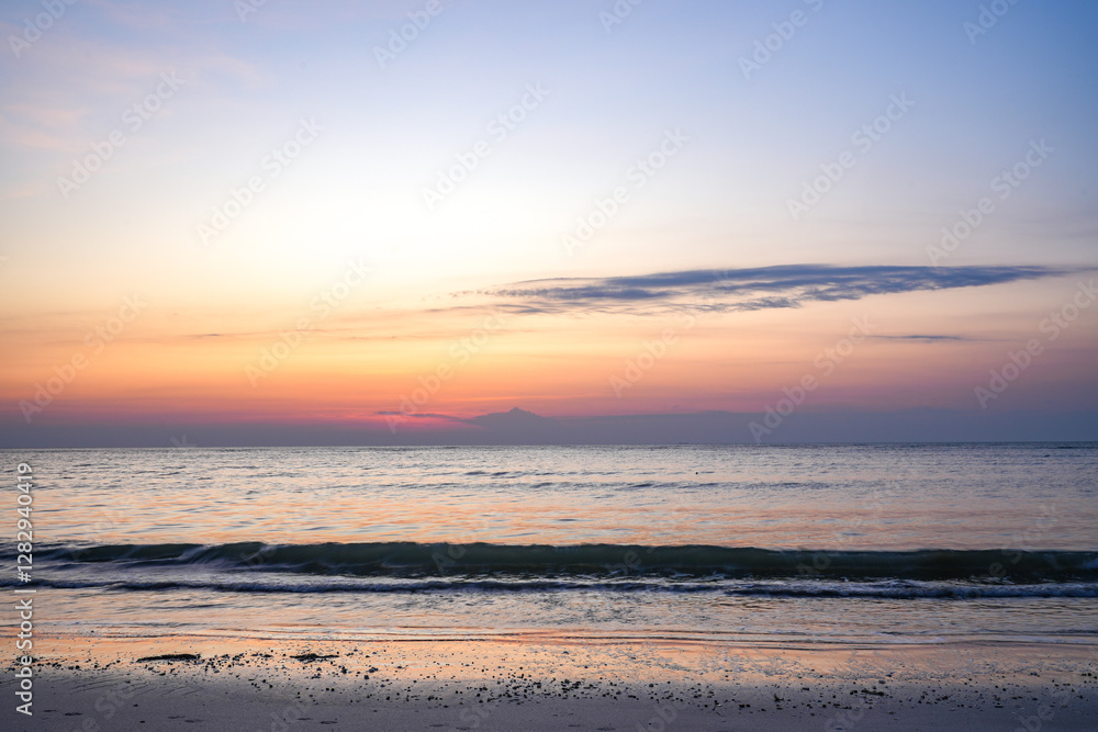 Obraz premium Sunset view at the sea at Kaeng Krachan National Park, Prachuap Khiri Khan Province, Thailand.