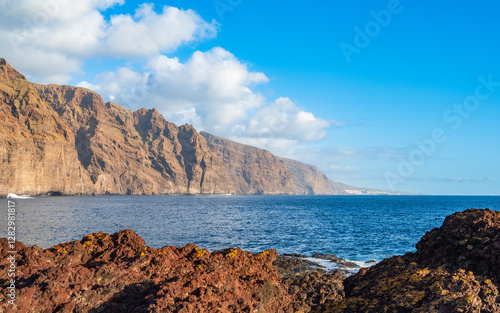 Obraz na płótnie Blick vom Kap Punta de Teno auf die steilen Felswände von Los Gigantes auf der Kanareninsel Teneriffa w salonie