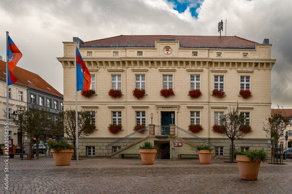 Naklejka premium Das denkmalgeschützte Rathaus auf der Altstadtinsel von Havelberg - Inschriften: 