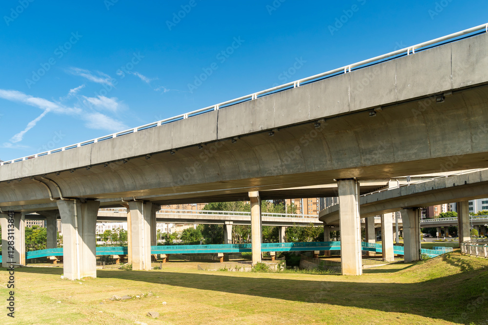 Obraz premium Concrete structure and asphalt road space under the overpass in the city