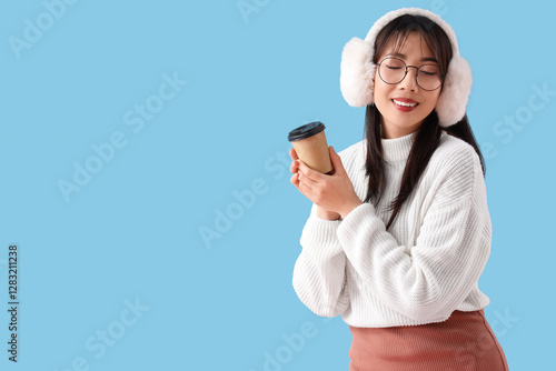 Smiling asian woman in wint...