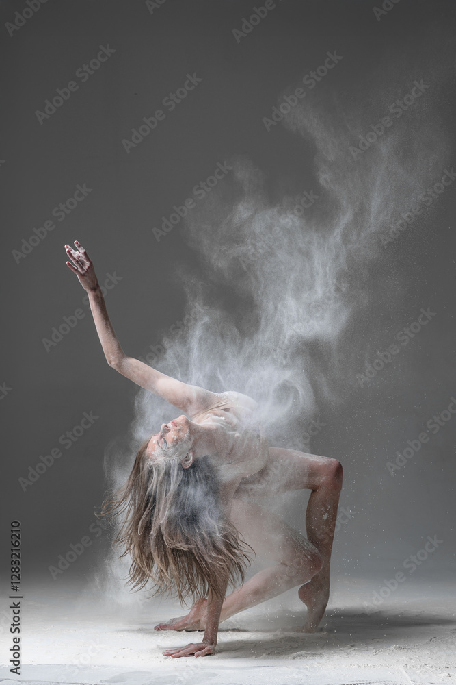 Obraz premium Dancing in flour dancer posing on a studio background