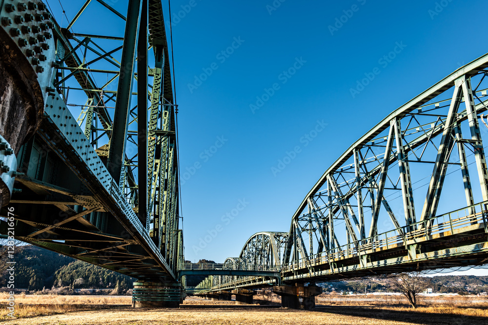 Fototapeta premium 奥行きがある鉄道の橋