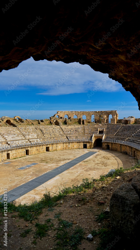 Fototapeta premium L'area archeologica di Uthina con l'imponente anfiteatro e i resti dell'antica città Romana, Mornag, Tunisia