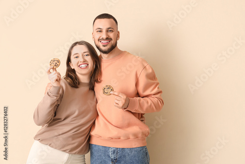 Young couple with cookies h...