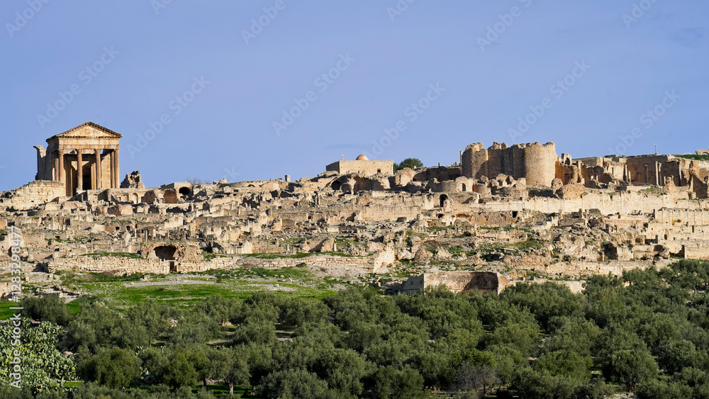 Naklejka premium L'area archeologica di Dougga,Thugga,con gli spettacolari resti dell'antica città Romana patrimonio mondiali dell'umanità dell'UNESCO ,Tunisia