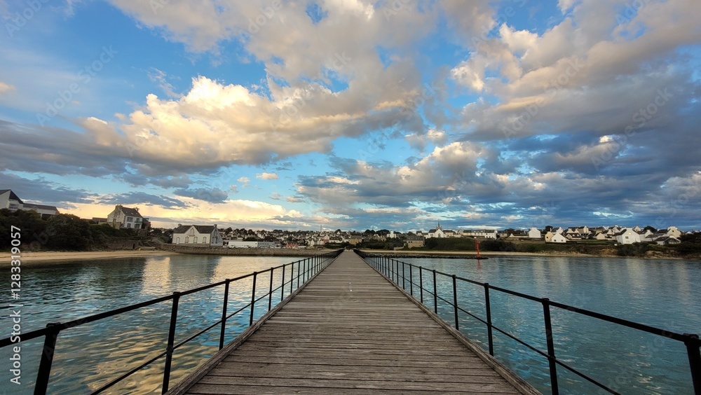 Obraz premium Passerelle des Capucins à Audierne au coucher du soleil