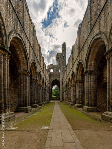 Obraz na płótnie Die Ruine der Kristall Abbey in Leeds in West Yorkshire, England w salonie