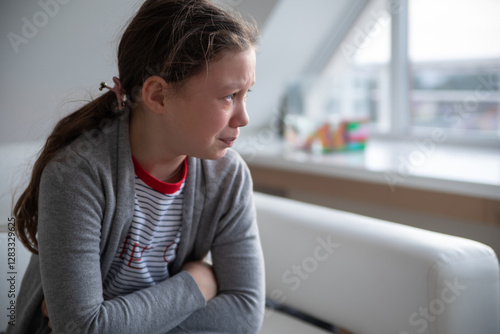 Obraz na płótnie teen girl in crisis w salonie