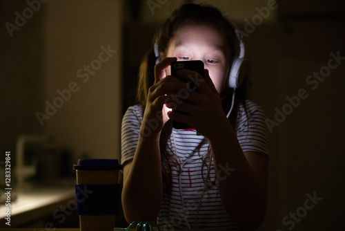Obraz na płótnie teenage girl with phone w salonie