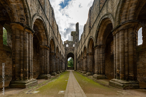 Obraz na płótnie Die Ruine der Kristall Abbey in Leeds in West Yorkshire, England w salonie