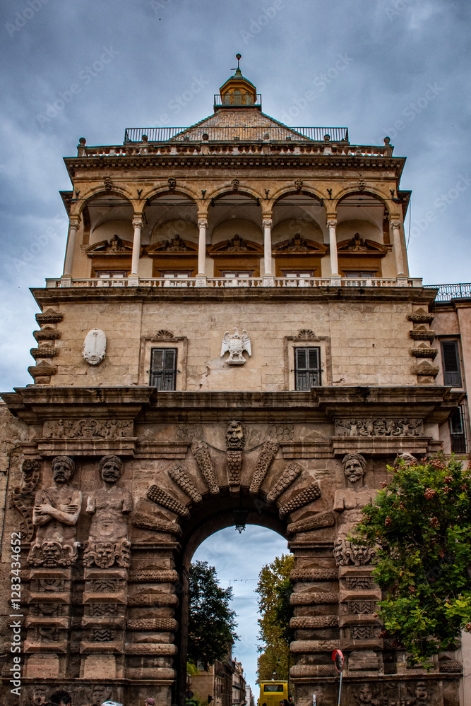Obraz premium Porta Nuopva - the entrance to the old town of Palermo