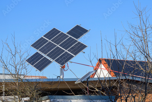 Obraz na płótnie Eine Solaranlage mit Tracker für kleine Haushalte w salonie