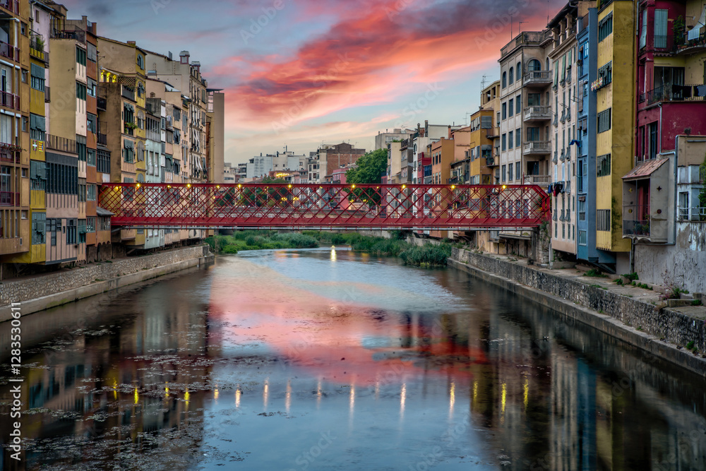 Fototapeta premium Foto de Girona al anochecer