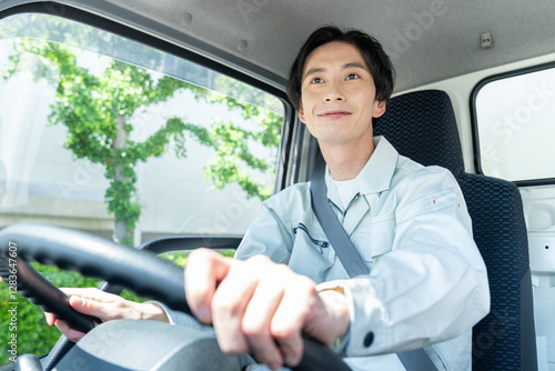 Принти на полотні トラックを運転する若い男性