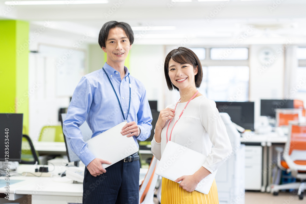 オフィスで働く若いエンジニア オフィスで働く若いエンジニア