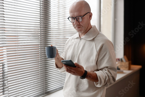 Foto Waist up shot of middle aged man with buzz cut answering message on phone while