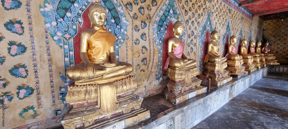 Fototapeta premium Buddha statue in Thailand