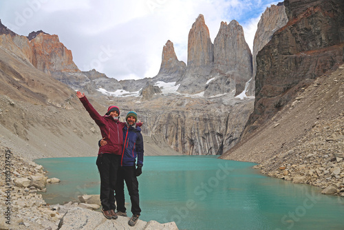 Konstfotografi Pareja abrazados en el mirador de las Torres del Paine, Parque Nacional, Chile