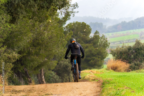 Photos Ciclista por la montaña haciendo ejercicio