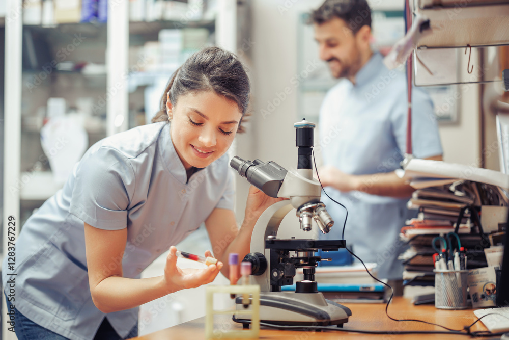 Obraz premium Scientists conducting research in a laboratory using a microscope with samples on the table