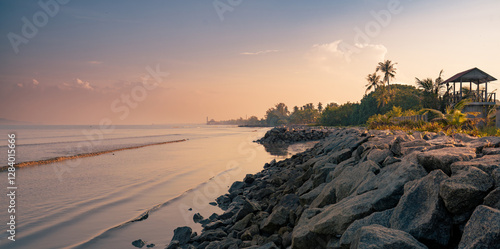 фотографія Sunrise on beach at Ruat, Yan, Kedah, Malaysia during haze.