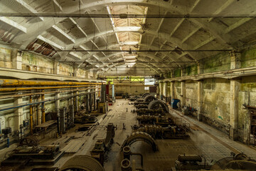 Tableau sur toile  Compressor hall in an abandoned power plant for energy generation - Old-fashioned machinery for compression  © Carismarkus