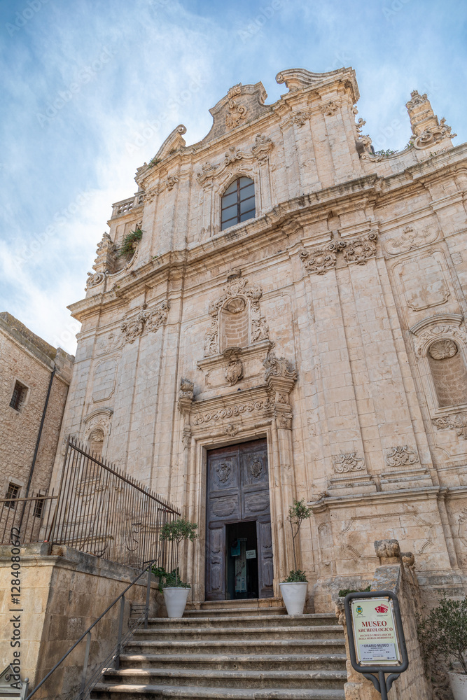 Fototapeta premium Façade curviligne fastueuse de la Chiesa di San Vito Martire, qui abrite le Musée d'archéologie d'Ostuni, la ville blanche, dans les Pouilles, Italie